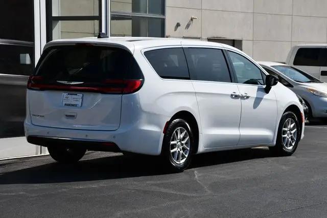 2025 Chrysler Pacifica Select