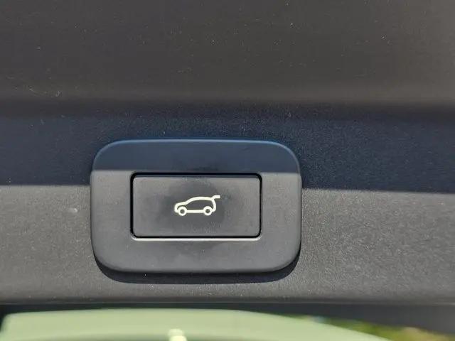 2023 Jaguar F-PACE SVR P550 AWD Automatic
