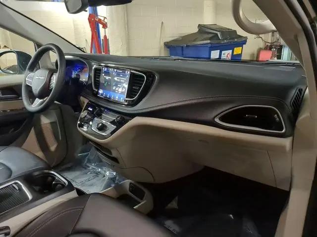 2023 Chrysler Pacifica Hybrid Touring L