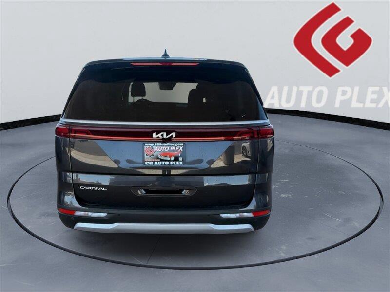 2024 Kia Carnival EX - Photo 5