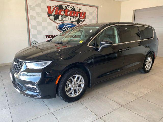 2023 Chrysler Pacifica Touring L for sale in Litchfield, IL