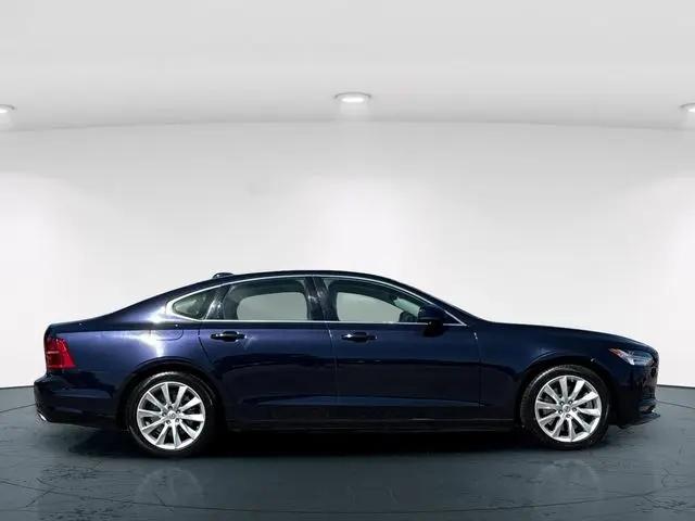 2017 Volvo S90 T6 Momentum