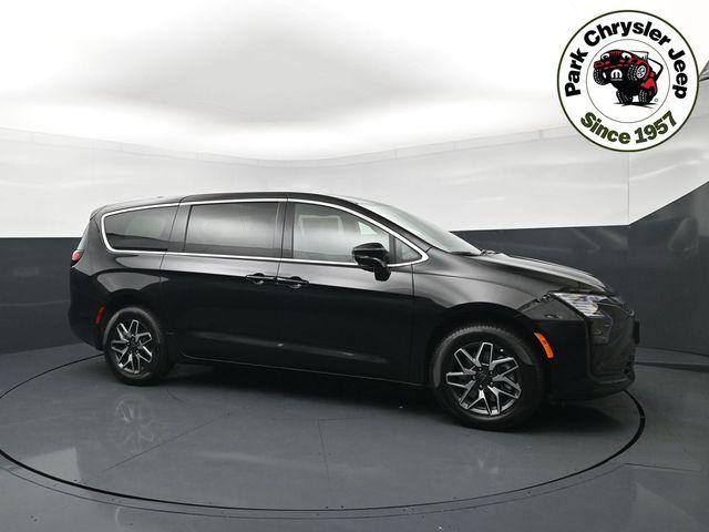 2027 Chrysler Pacifica Limited for sale in Burnsville, MN