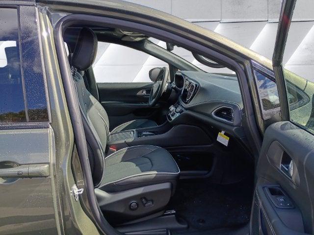 2027 Chrysler Pacifica Limited AWD