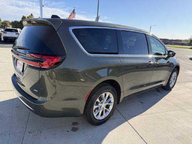 2027 Chrysler Pacifica Select AWD