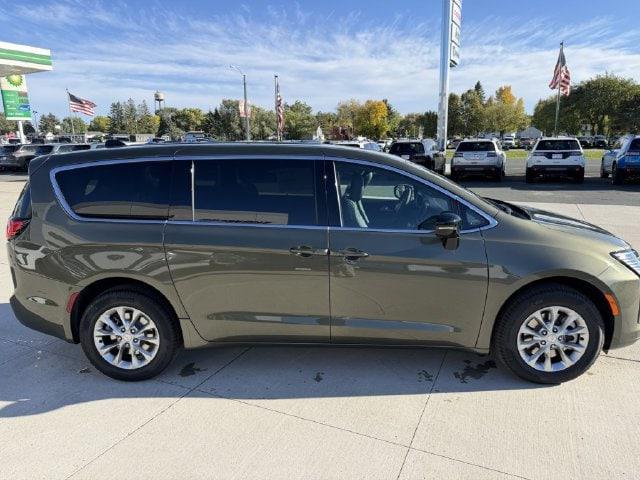 2027 Chrysler Pacifica Select AWD