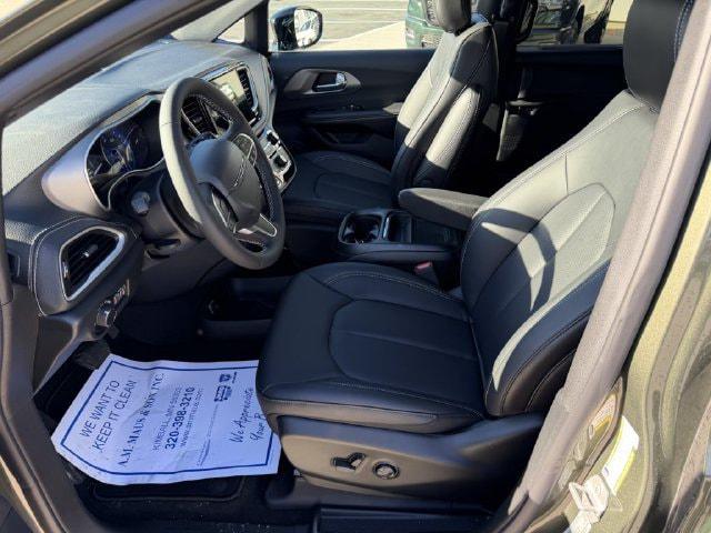 2027 Chrysler Pacifica Select AWD
