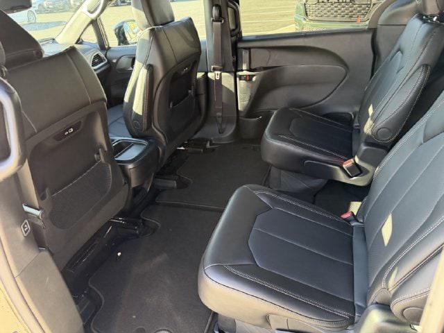2027 Chrysler Pacifica Select AWD