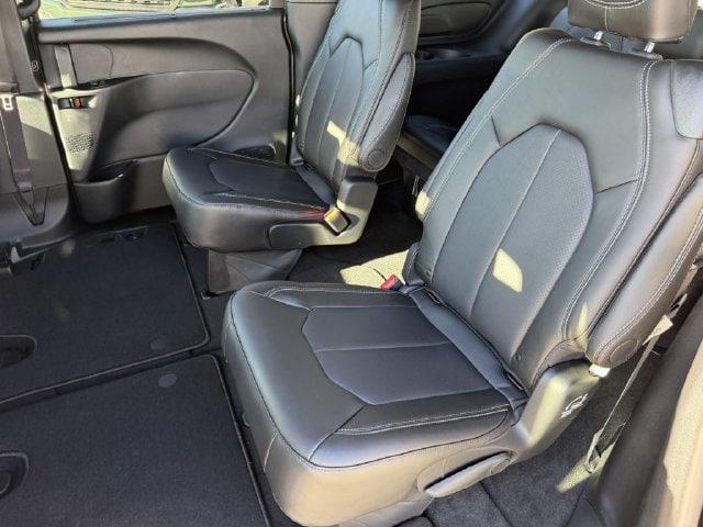 2027 Chrysler Pacifica Select AWD