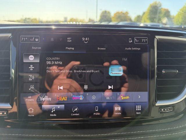 2027 Chrysler Pacifica Select AWD