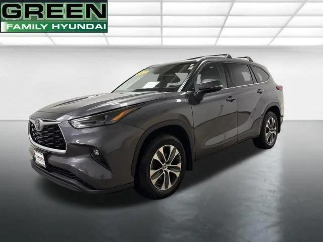 2022 Toyota Highlander XLE for sale in Moline, IL