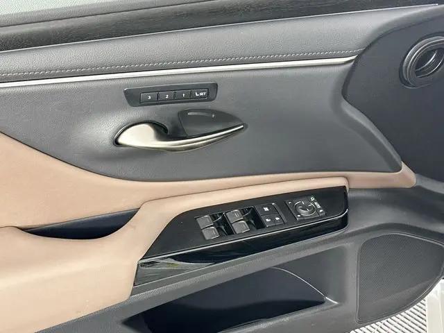 2025 Lexus ES 300h Luxury