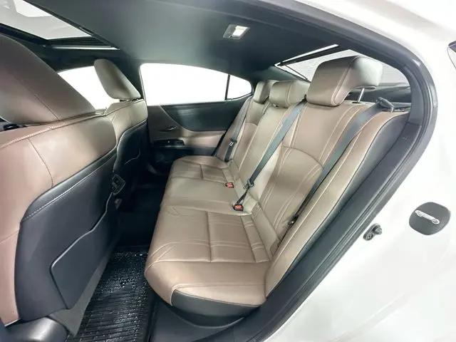 2025 Lexus ES 300h Luxury