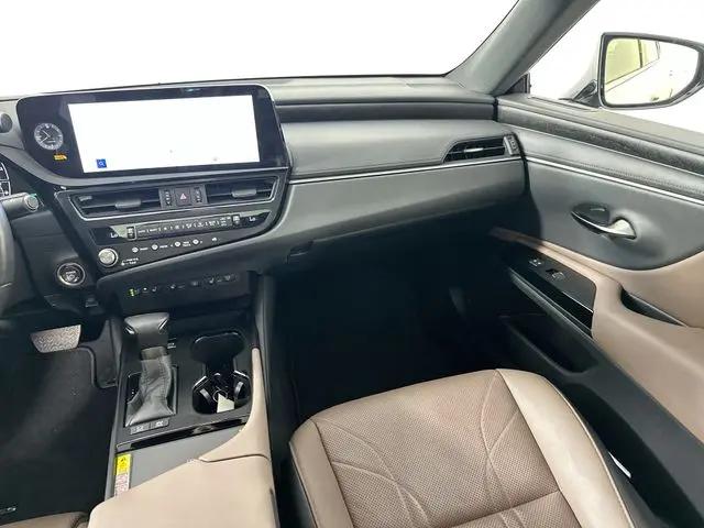 2025 Lexus ES 300h Luxury