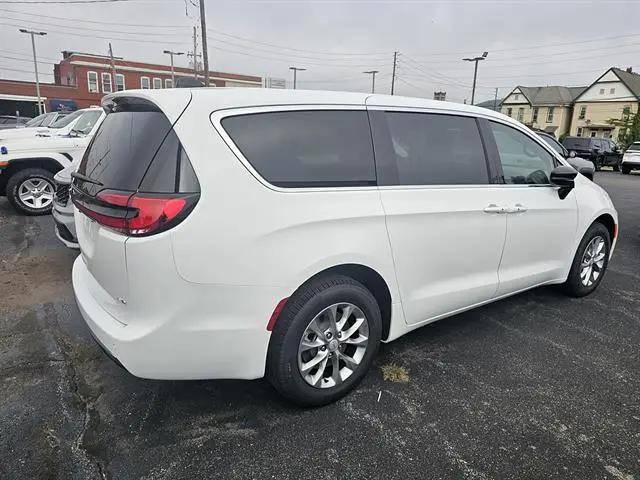 2027 Chrysler Pacifica Select AWD