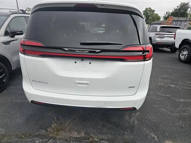 2027 Chrysler Pacifica Select AWD