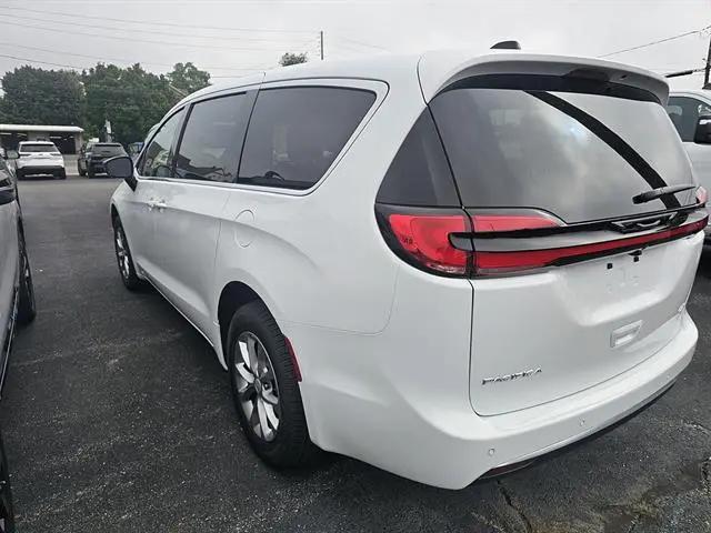2027 Chrysler Pacifica Select AWD