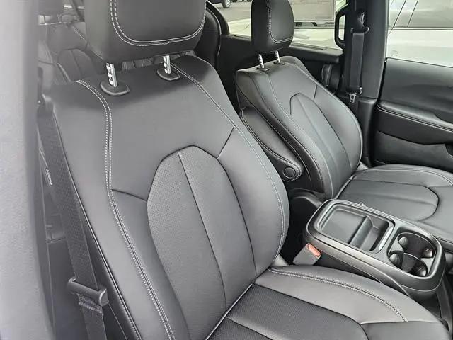 2027 Chrysler Pacifica Select AWD
