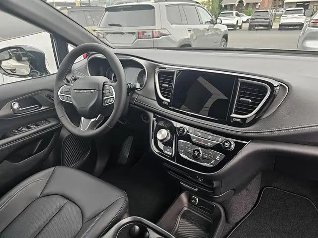2027 Chrysler Pacifica Select AWD