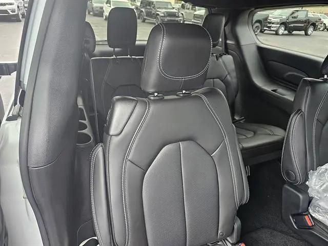 2027 Chrysler Pacifica Select AWD
