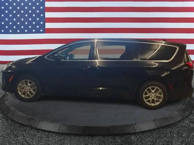 2027 Chrysler Pacifica Select
