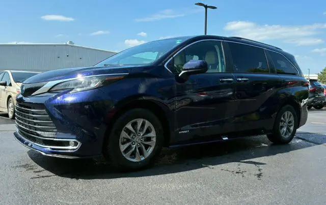 2021 Toyota Sienna XLE for sale in Rochester Hills, MI