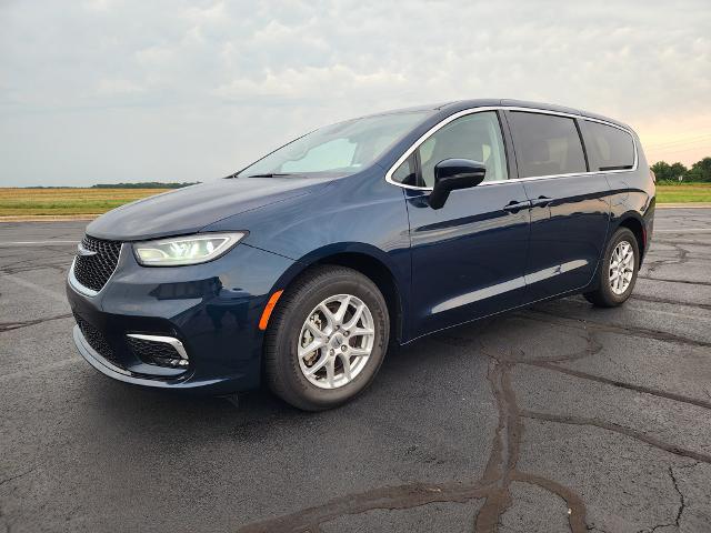 2023 Chrysler Pacifica Touring L for sale in Watseka, IL