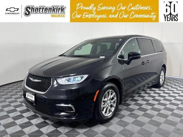 2025 Chrysler Pacifica Select for sale in Waukee, IA