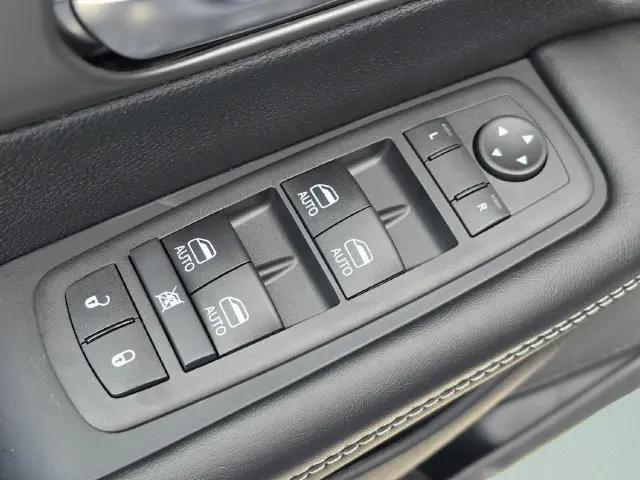2027 Chrysler Pacifica Select AWD
