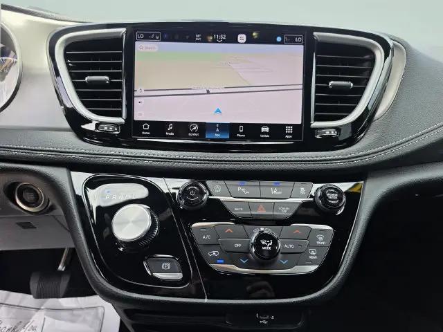 2027 Chrysler Pacifica Select AWD