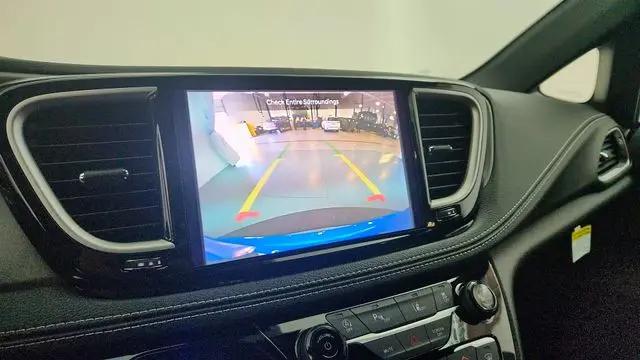 2027 Chrysler Pacifica Select