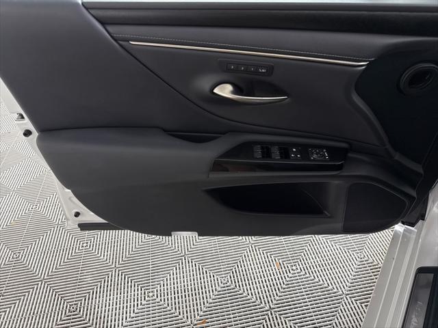 2022 Lexus ES 300h 300h