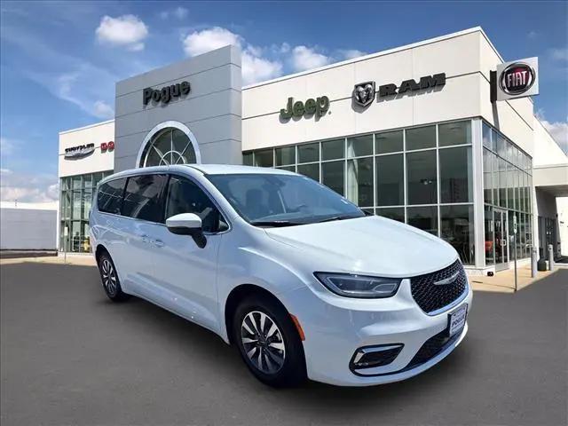 2023 Chrysler Pacifica Hybrid Touring L for sale in Powderly, KY