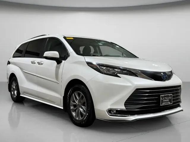 2022 Toyota Sienna XLE for sale in Brookfield, WI