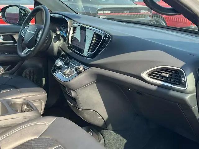 2025 Chrysler Pacifica Select