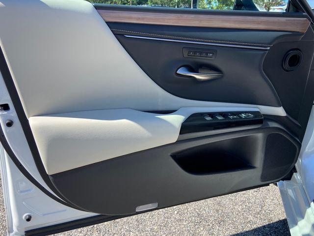 2023 Lexus ES 300h Luxury