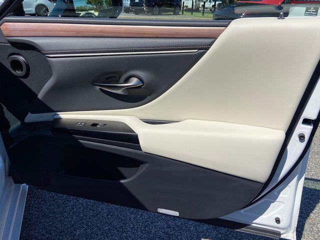 2023 Lexus ES 300h Luxury