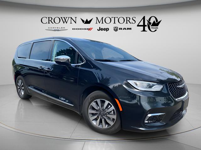 2023 Chrysler Pacifica Hybrid Limited for sale in Holland, MI