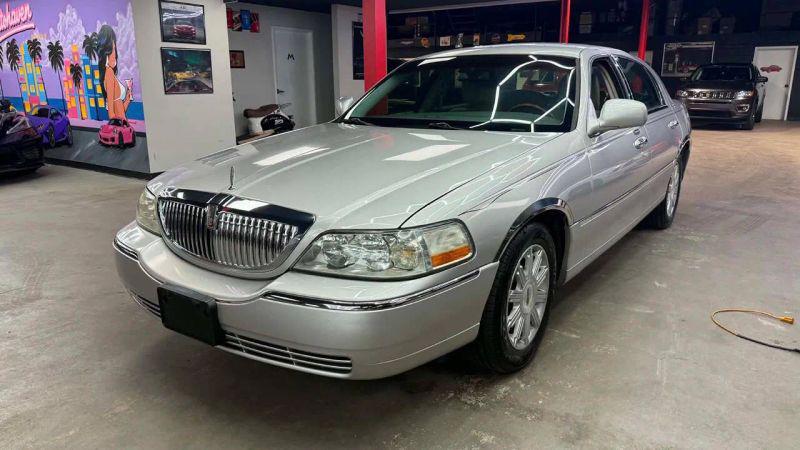 2011 Lincoln Town Car Signature Limited for sale in Shelby Township, MI