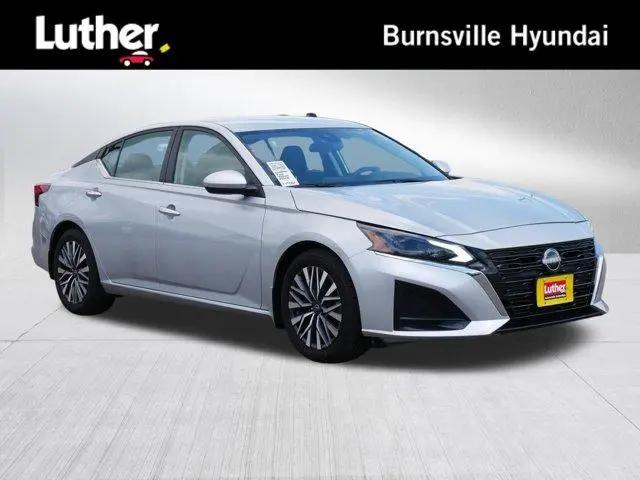2023 Nissan Altima SV FWD for sale in Burnsville, MN