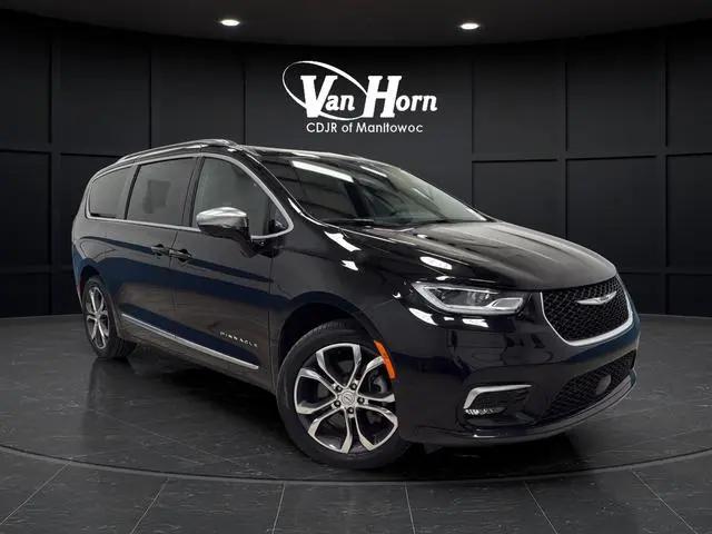 2025 Chrysler Pacifica Pinnacle AWD for sale in Manitowoc, WI
