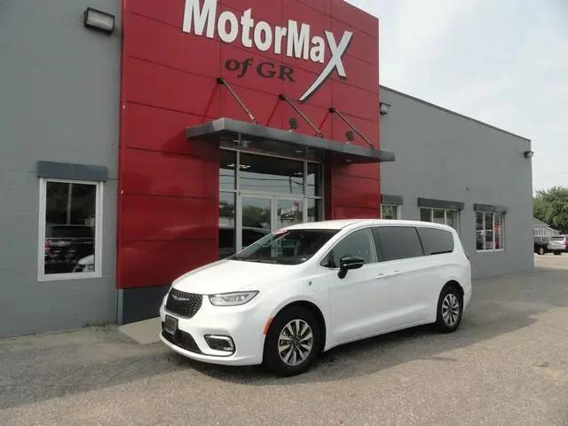 2024 Chrysler Pacifica Hybrid Select for sale in Grandville, MI