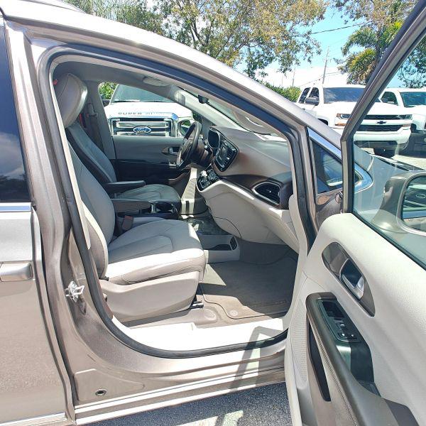 2017 Chrysler Pacifica Touring-L