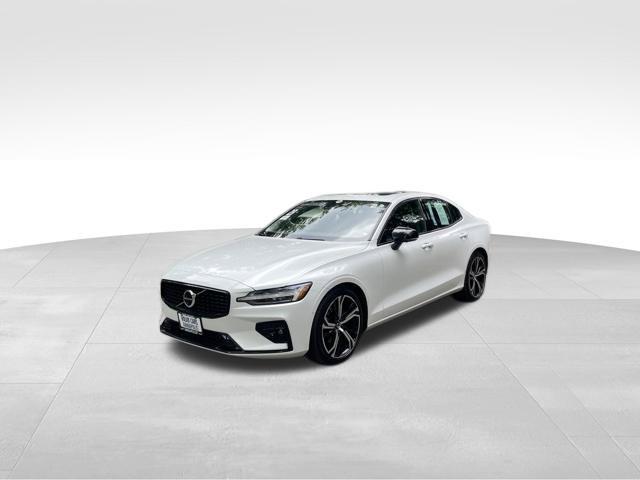 2023 Volvo S60 B5 Plus Dark Theme