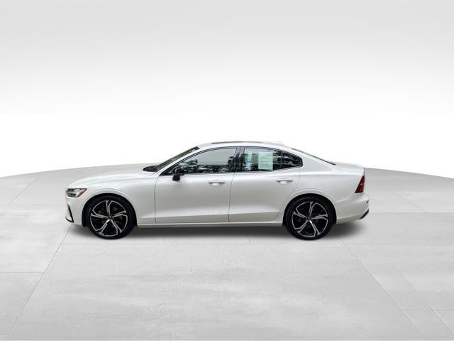 2023 Volvo S60 B5 Plus Dark Theme