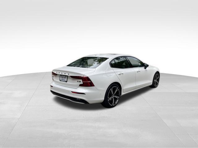 2023 Volvo S60 B5 Plus Dark Theme