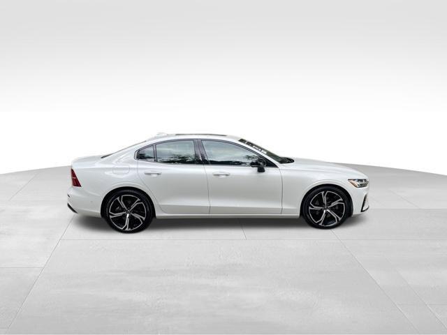 2023 Volvo S60 B5 Plus Dark Theme