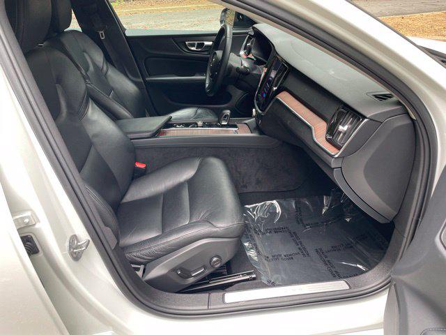 2023 Volvo S60 B5 Plus Dark Theme