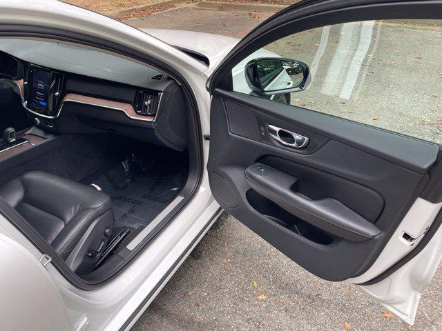 2023 Volvo S60 B5 Plus Dark Theme