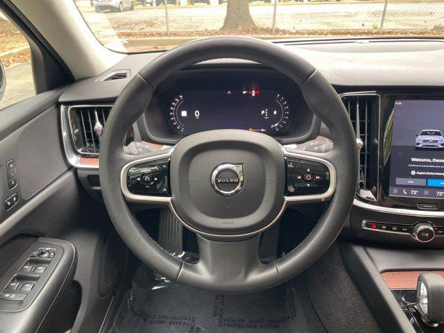 2023 Volvo S60 B5 Plus Dark Theme